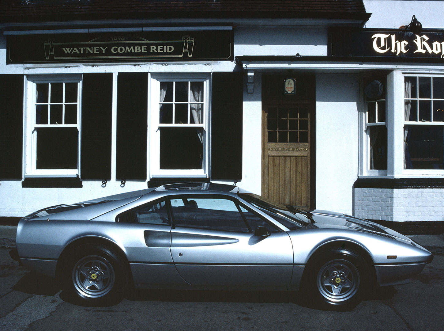 Ferrari 308 GTB Quattrovalvole-engine-focus-3