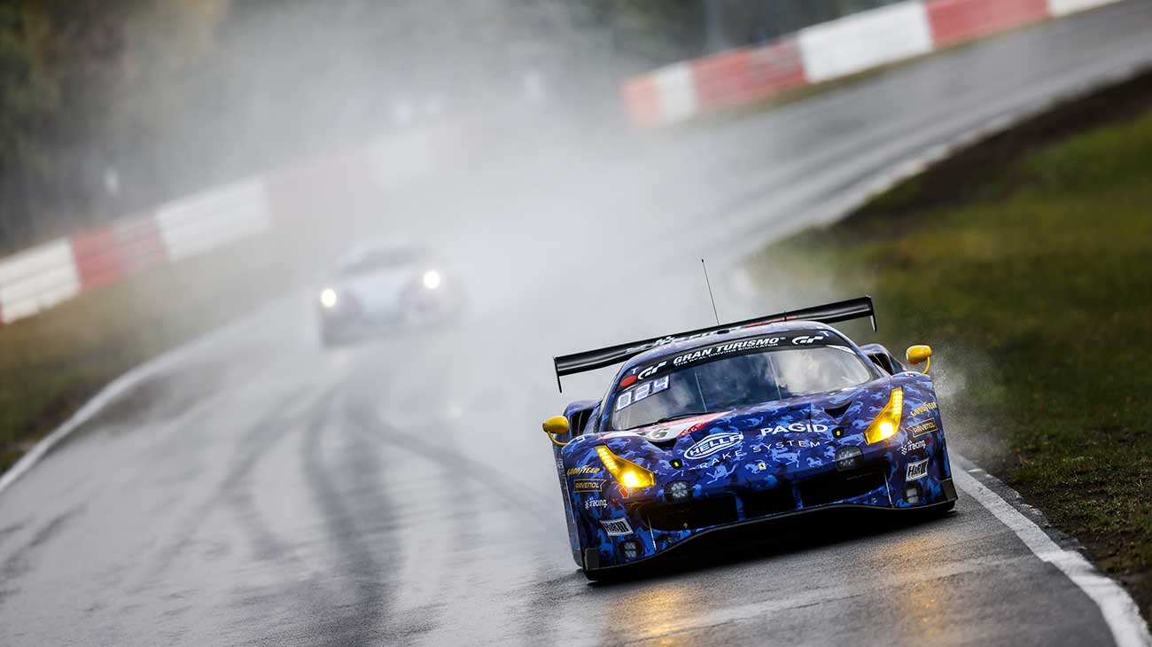 The 24 Hours of Nürburgring resumed at 8am on Sunday morning after the red flag had come out shortly before 11pm on Saturday. 