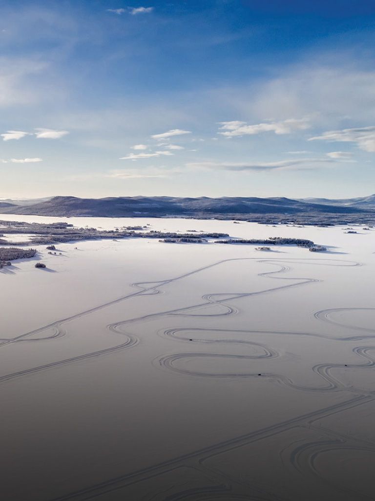 The Ferrari Club Challenge team has the pleasure of welcoming you to join an exclusive new driving experience on ice, which will see you drifting at speeds of up to 220km/h under the Northern Lights of Swedish Lapland. 