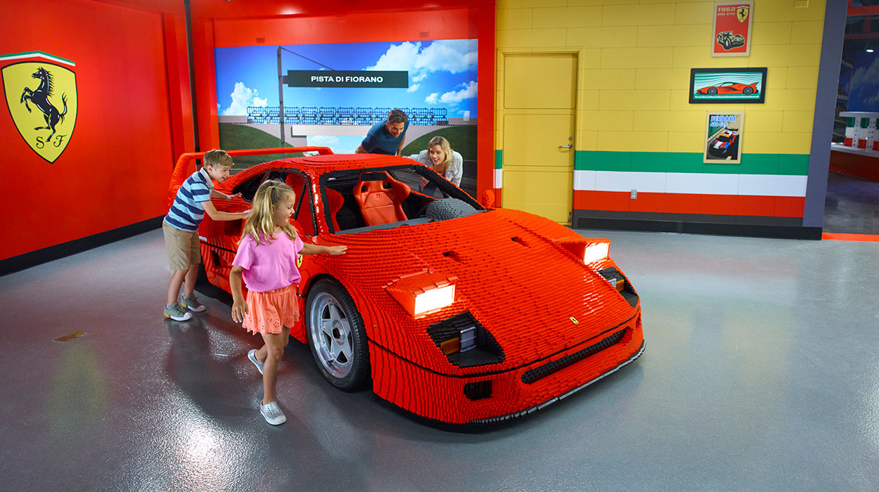 レゴランド・カリフォルニアにFerrari F40の実物大のレゴが登場