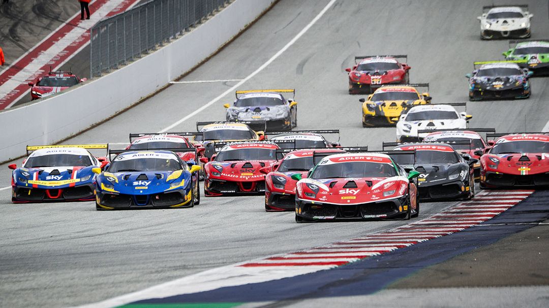 Settantuno 488 Challenge Evo in pista a Le Mans nel Ferrari Challenge