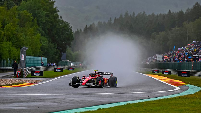 Free practice: Sainz quickest in a very wet session